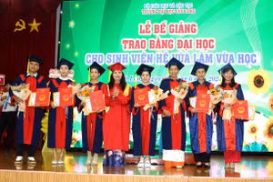 TS Đặng Thị Ngọc Lan, Phó Hiệu trưởng Trường ĐH Cửu Long trao bằng, khen thưởng tân cử nhân tốt nghiệp xuất sắc tiêu biểu.