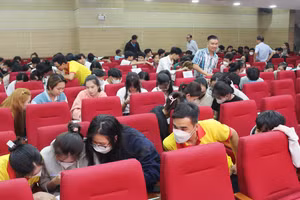 Các đội làm bài thi trắc nghiệm ở vòng sơ khảo.