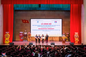 Hội đồng trường, BGH Trường ĐH Xây dựng Miền Tây nhận quyết định và chứng nhận kiểm định chất lượng cơ sở giáo dục chu kỳ 2.