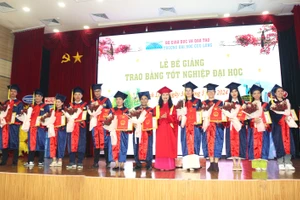 TS Đặng Thị Ngọc Lan - Phó Hiệu trưởng Trường ĐH Cửu Long trao bằng, giấy khen, chúc mừng các cử nhân tốt nghiệp xuất sắc.