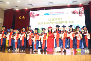 TS Đặng Thị Ngọc Lan - Phó Hiệu trưởng Trường ĐH Cửu Long trao bằng, giấy khen, chúc mừng các cử nhân tốt nghiệp xuất sắc.