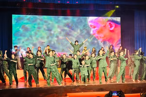 Chương trình sân khấu hóa tác phẩm Văn học - Lịch sử với tác phẩm “Người ở bến sông Châu” do HS Trường THPT An Khánh diễn.