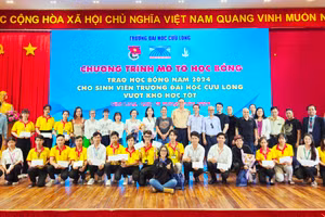 Sinh viên nhận học bổng chụp ảnh lưu niệm cùng Ban tổ chức.