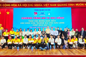 Sinh viên nhận học bổng chụp ảnh lưu niệm cùng Ban tổ chức.