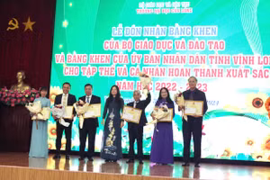 TS Nguyễn Thị Hạnh - Phó Vụ trưởng Vụ Thi đua khen thưởng trao Bằng khen của Bộ GD&ĐT cho cá nhân có thành tích xuất sắc.