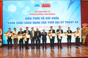 Ban Tổ chức tặng hoa và chứng nhận cho các diễn giả tham gia Hội thảo.