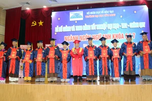 PGS.TS Lương Minh Cừ - Bí thư Đảng ủy, Hiệu trưởng trao bằng cho tân cử nhân là tôn giáo, chức sắc.