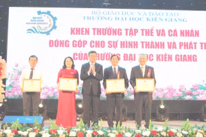 Thứ trưởng Bộ GD&ĐT Nguyễn Văn Phúc thay mặt lãnh đạo Bộ tặng bằng khen các tập thể, cá nhân Trường ĐH Kiên Giang.