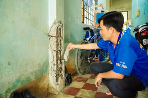 Chân cột ngôi nhà tập thể giáo viên đã mục nát.