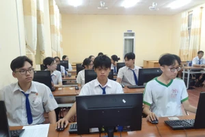 HS tham gia thí điểm “Mô hình thi online tập trung qua nền tảng công nghệ xác thực thẻ Căn cước công dân gắn chíp điện tử”.