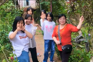 Cô Thanh Thương cùng các em học sinh tham gia hoạt động trải nghiệm.