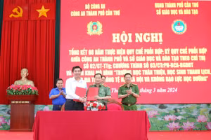 Thiếu tướng Nguyễn Văn Thuận - Giám đốc Công an TP Cần Thơ; ông Trần Thanh Bình - Giám đốc Sở GD&ĐT ký kết Quy chế phối hợp.