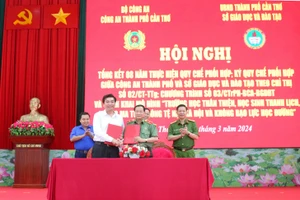 Thiếu tướng Nguyễn Văn Thuận - Giám đốc Công an TP Cần Thơ; ông Trần Thanh Bình - Giám đốc Sở GD&ĐT ký kết Quy chế phối hợp.