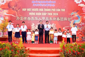 Ông Phạm Văn Hiểu - Phó Bí thư thường trực Thành ủy, Chủ tịch HĐND TP Cần Thơ và ngài Từ Châu - Phó Tổng lãnh sự nước CHND Trung Hoa tại TPHCM trao học bổng cho HS.