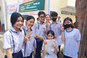 Thí sinh tỉnh Sóc Trăng vui vẻ sau khi hoàn thành bài thi Ngữ văn.