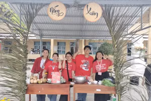 Các em HS Trường THPT Hồ Thị Kỷ hào hứng tham gia chương trình “Du Xuân chợ Tết”.