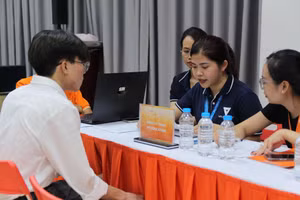 Không khí cởi mở giữa ứng viên và nhà tuyển dụng tại Job Fair 2023.
