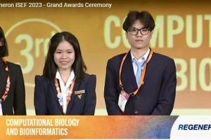 Em Nguyễn Thị Mai Anh và em Nguyễn Bình Giang nhận giải Ba REGENERON ISEF 2023.