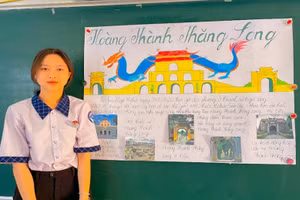 Học sinh đóng vai hướng dẫn viên du lịch giới thiệu Hoàng Thành Thăng Long.