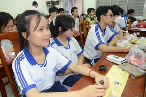 Thí sinh An Giang thi chọn học sinh giỏi quốc gia năm học 2022-2023. Ảnh Trọng Nhân.