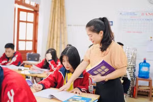 (Ảnh minh họa): Cô trò Trường THPT Công nghiệp (Hòa Bình) trong giờ học.