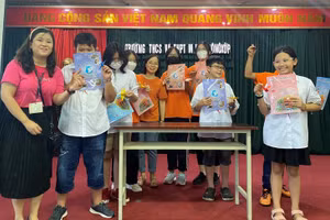 Sinh hoạt câu lạc bộ Ngoại ngữ tại Trường Lômônôxốp.