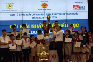 Ban tổ chức trao Cup vô địch khối Tiểu học cho Trường tiểu học VinSchool. 