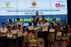 Ban tổ chức trao Cup vô địch khối Tiểu học cho Trường tiểu học VinSchool. 