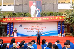 PGS Trần Thành Nam làm diễn giả trong chương trình về giáo dục giới tính cho học sinh THCS.