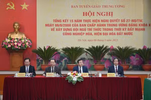 Chủ trì hội nghị (từ trái qua phải ảnh): Bộ trưởng Bộ Khoa học - Công nghệ Huỳnh Thành Đạt; Chủ tịch Hội đồng khoa học các cơ quan Đảng Trung ương Phùng Hữu Phú; Phó trưởng Ban thường trực Ban Tuyên giáo Trung ương Lại Xuân Môn; Bộ trưởng Bộ GD&ĐT Nguyễn Kim SƠn.