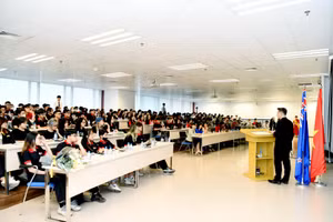 Bài giảng thu hút sự quan tâm của đông đảo sinh viên.