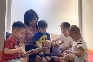Cô Hoàng Thị Ngân và trẻ Trường mầm non Sakura Montessori (Hà Nội).