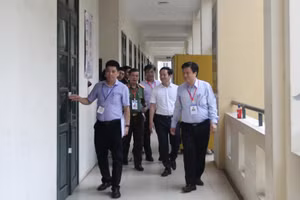 Thứ trưởng Nguyễn Hữu Độ kiểm tra công tác tổ chức thi tốt nghiệp THPT 2022 tại thành phố Hà Nội.