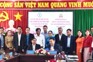 Ông Souvannasane Bouathong Giám đốc Sở Giáo dục và Thể thao Lào(trái) và TS Hồ Văn Thống (phải) ký kết hợp tác giữa hai đơn vị. 