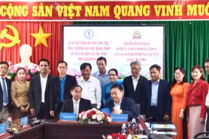 Ông Souvannasane Bouathong Giám đốc Sở Giáo dục và Thể thao Lào(trái) và TS Hồ Văn Thống (phải) ký kết hợp tác giữa hai đơn vị. 