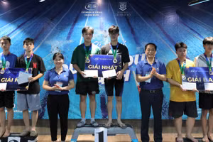 Nhà trường trao giải cho những học sinh nam có thành tích bơi xuất sắc nhất.