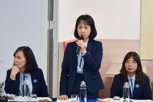 Cô Tô Lan Hương chia sẻ trong buổi làm việc của Bộ trưởng Bộ GD&ĐT Nguyễn Kim Sơn với Trường Nguyễn Siêu. Ảnh: Thế Đại.