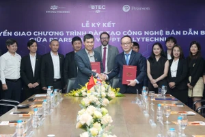 Ông Lê Tuấn Dũng - Giám đốc Pearson Việt Nam, ông Vũ Chí Thành - Hiệu trưởng Trường CĐ FPT Polytechnic ký thỏa thuận hợp tác.