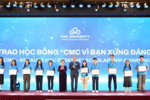 10 suất học bổng toàn phần được trao tặng cho các tân sinh viên tại buổi lễ.