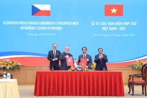 Bộ trưởng Nguyễn Kim Sơn ký Ý định thư về hợp tác trong lĩnh vực giáo dục với Bộ Giáo dục Thanh niên và Thể thao Cộng hòa Séc. Ảnh - Vũ Khuyên 