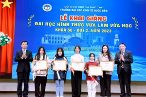 PGS.TS Bùi Huy Nhượng - Phó Hiệu trưởng và PGS.TS Phạm Quang - Trưởng khoa Đại học Tại chức trao giấy khen và tặng hoa chúc mừng cho các tân sinh viên.