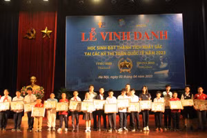 Trao bằng khen cho 22 học sinh giành giải tại chung kết kỳ thi tìm kiếm tài năng Toán học quốc tế (ITMC) năm 2023.