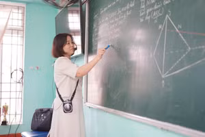 Giáo viên Trường THPT Công nghiệp (Hòa Bình) trong giờ dạy Toán.