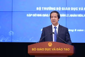 Bộ trưởng Bộ GD&ĐT Nguyễn Kim Sơn phát biểu kết luận tại buổi gặp gỡ giáo viên, cán bộ quản lý, nhân viên bậc mầm non, phổ thông, giáo dục thường xuyên sáng 15/8.
