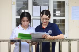 Học sinh tranh thủ ôn lại kiến thức. Ảnh: Minh Cương.