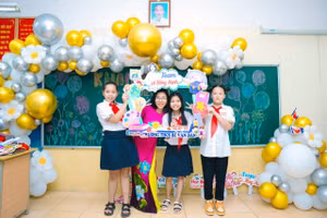 Cô trò "check in" trong ngày đầu tới lớp.