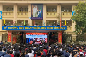 Học sinh Trường THCS Bế Văn Đàn (Hà Nội) trong buổi tuyên truyền toàn trường về tác hại của thuốc lá.
