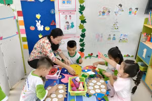 Cô Đỗ Kim Phượng và trẻ mầm non Trường mầm non Hoa Hồng 2 trong giờ dạy - học.