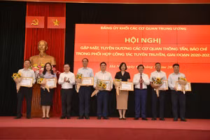 Trao tặng bằng khen cho 7 tập thể có thành tích trong công tác tuyên truyền về Đảng bộ Khối các cơ quan Trung ương giai đoạn 2020-2023.