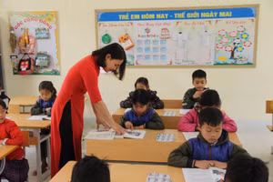 Cô trò tại một trường học của huyện Than Uyên (Lai Châu) trong giờ học.